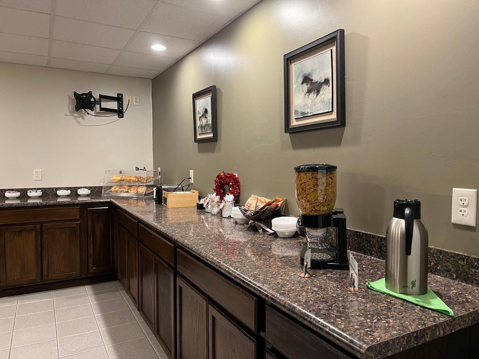 The Stables Inn & Suites Salem Екстериор снимка