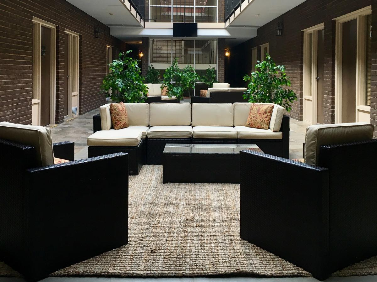 The Stables Inn & Suites Salem Екстериор снимка